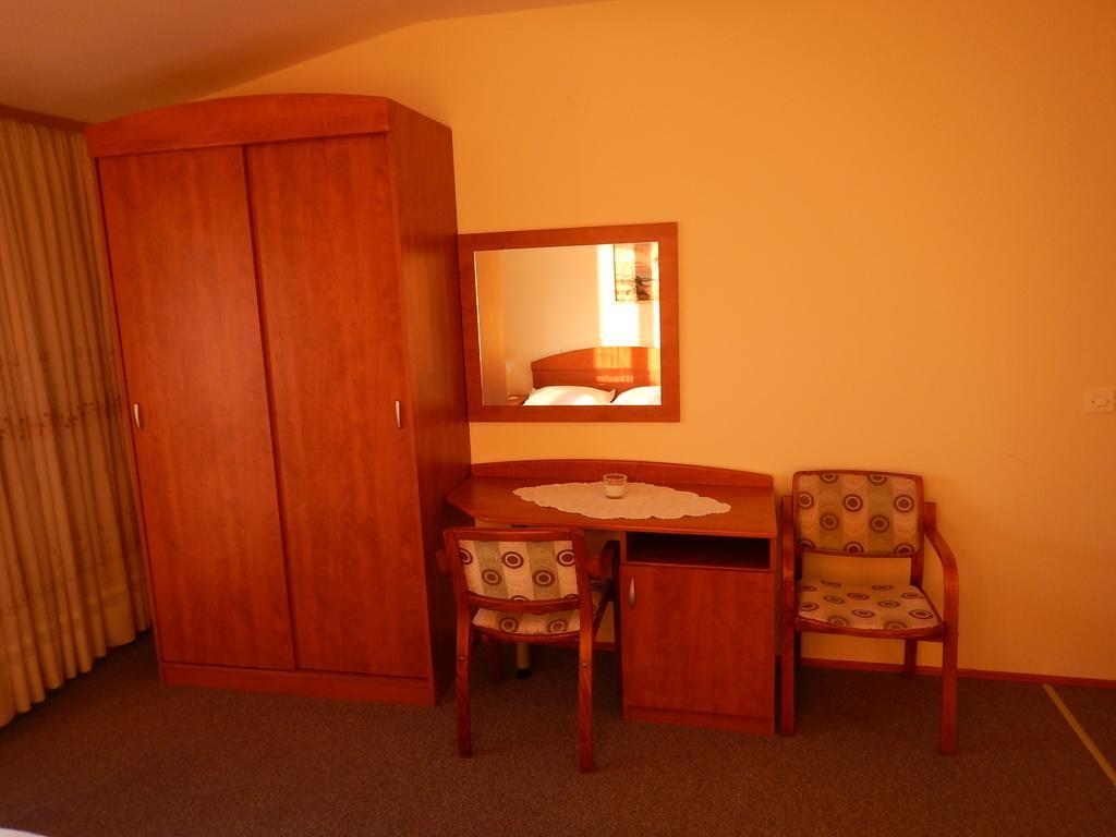 Apartment Danica Brela Bagian luar foto
