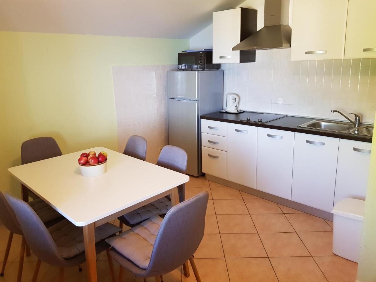 Apartment Danica Brela Bagian luar foto